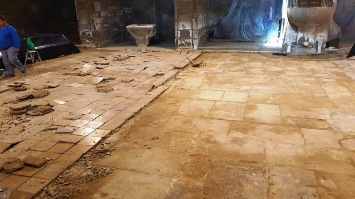 Retiren les rajoles que cobrien el terra de l’església.