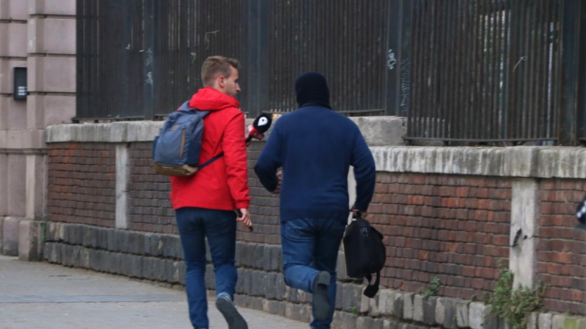 El condemnat: “M’ho mereixo” - L’acusat, Joaquín Benítez, va acudir ahir al matí al Palau de la Justícia de Barcelona i, després de ser-li notificada la resolució del tribunal, va assegurar que “m’ho mereixo”. Durant el judici q ...