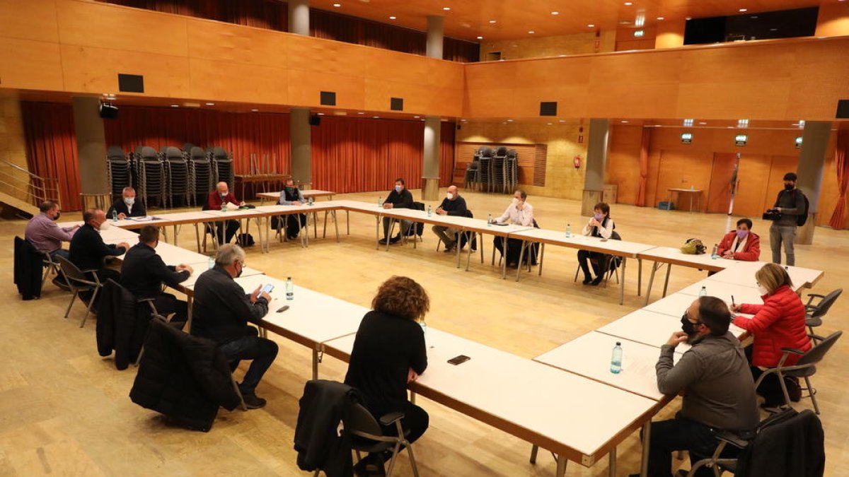 Alcaldes del Baix Segre, sindicats i entitats agràries es van reunir ahir a Lo Casino d’Alcarràs.