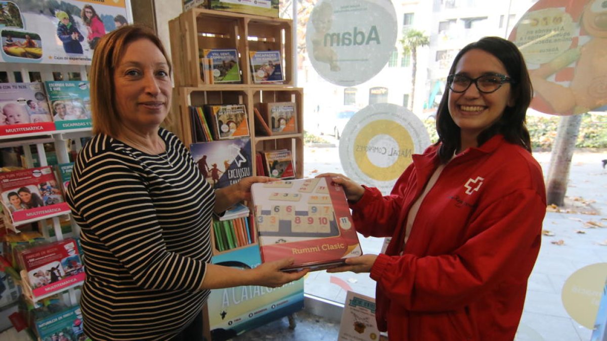 Uno de los puntos de recogida ayer de la campaña estuvo en la librería Abacus de Lleida.