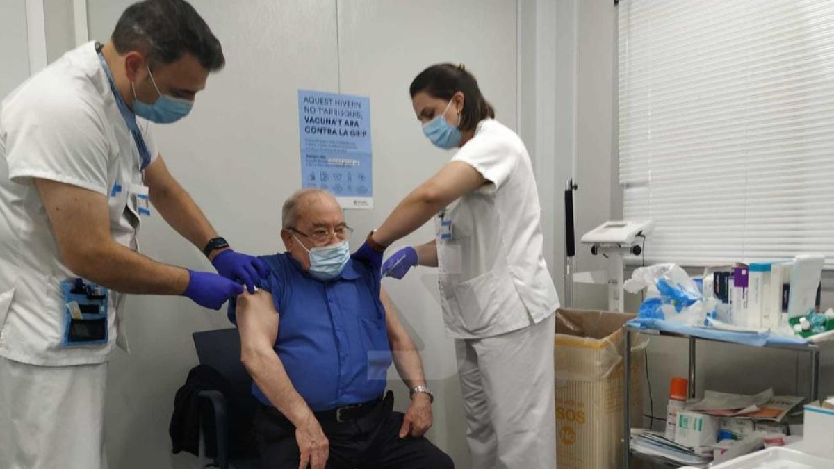 Un hombre mayor de 70 años recibe, de forma simultánea, las vacunas de la gripe y la tercera dosis de la covid en el CAP de Balàfia-Pardinyes-Secà de Lleida en una imagen de archivo.