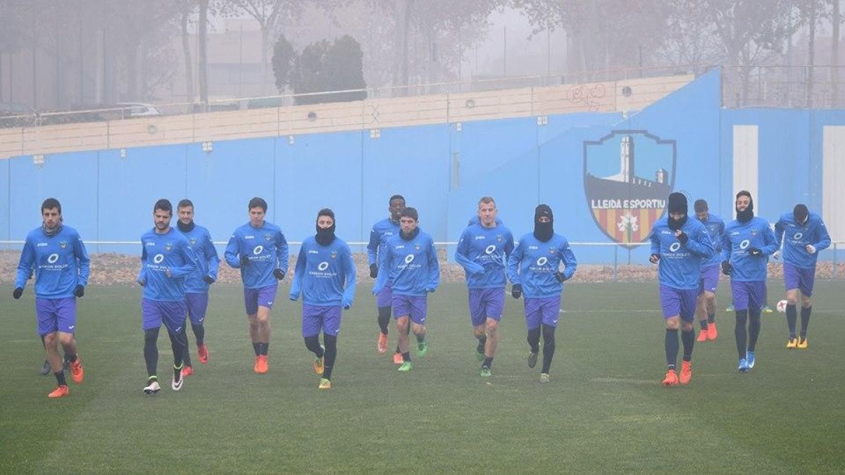 Els jugadors del Lleida van fer ahir l’última sessió d’entrenament a l’Annex amb fred i boira.