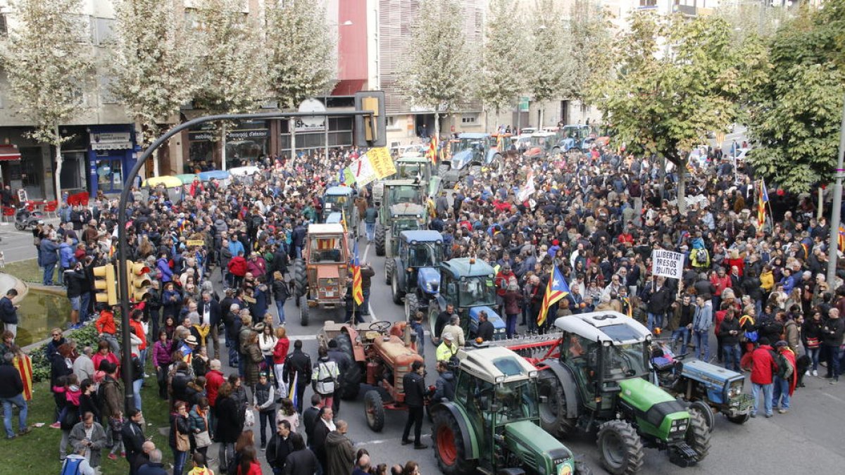 Medio millar de leridanos y 130 tractores se concentraron ayer en la delegación de la Generalitat.