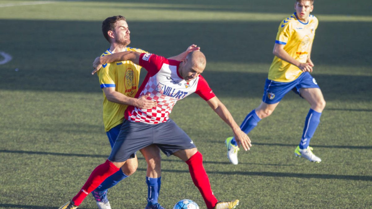 Adrià defiende el balón ante la presión de un jugador del Vilaseca.