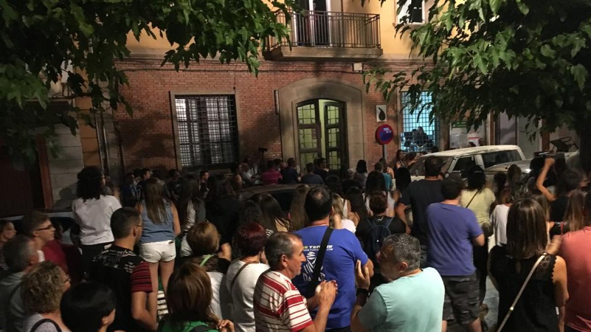 En las dos imágenes, inferior y superior, una concentración masiva ayer a favor de las peñas.