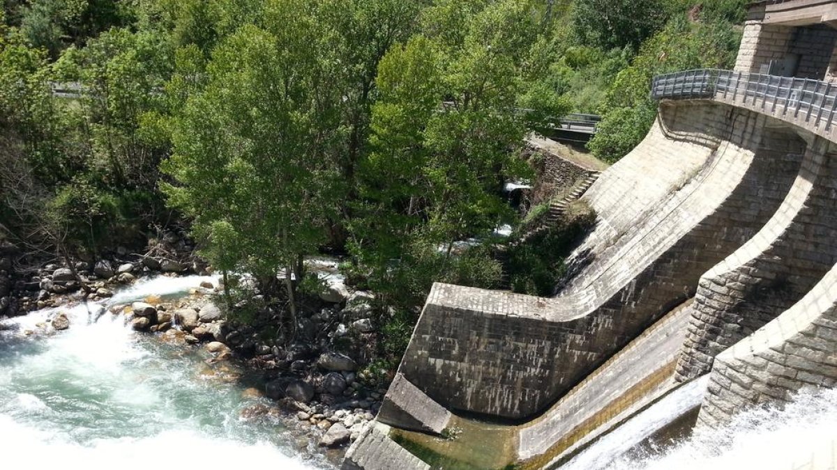 Salto de agua de la presa de la central de La Torrassa, una de las que hay en el Noguera Pallaresa.
