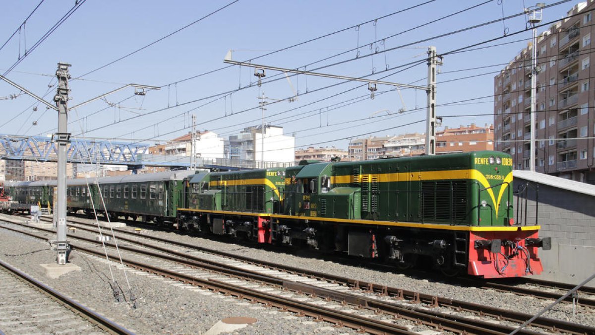 El tren histórico, ‘ye-ye’, saliendo de la estación de Lleida el pasado viernes para las prácticas.