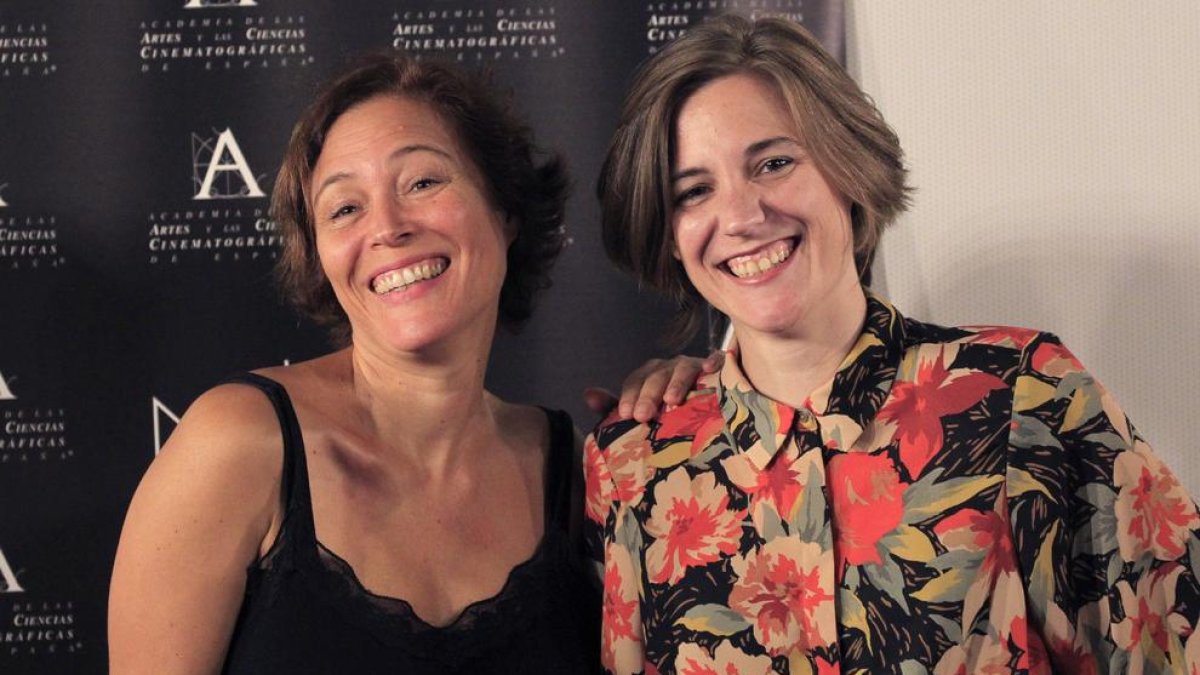 Carla Simon (der.), ayer en la Academia junto a Valerie Delpierre, directora ejecutiva de la película.