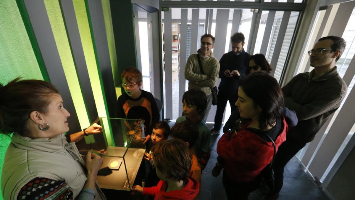 Una de las visitas guiadas de ayer en el Centre de l’Or de Balaguer.