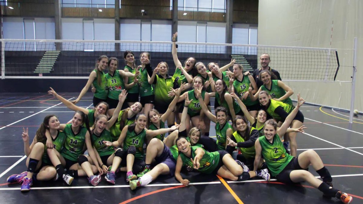 Les jugadores que integren els tres equips federats del Balàfia posen juntes al pavelló Juanjo Garra.