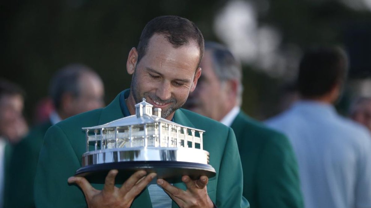 Sergio García, enfundado con la ‘chaqueta verde’, sonríe ante el trofeo como campeón en Ausgusta.
