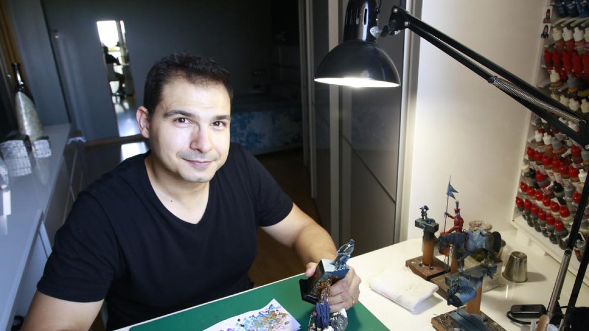 El modelista leridano Jordi Gros, ayer con algunas de sus maquetas.