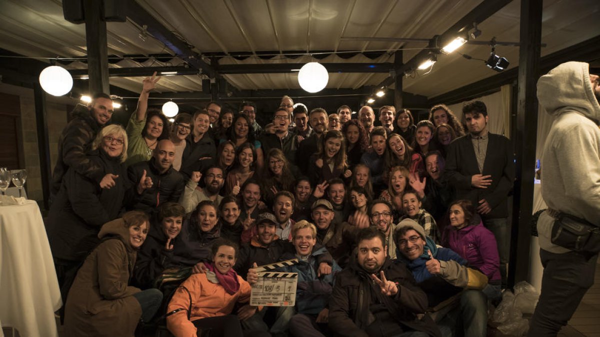 Fotografia de família del director Hèctor Romance amb els actors i equip del thriller ‘Impacto’.