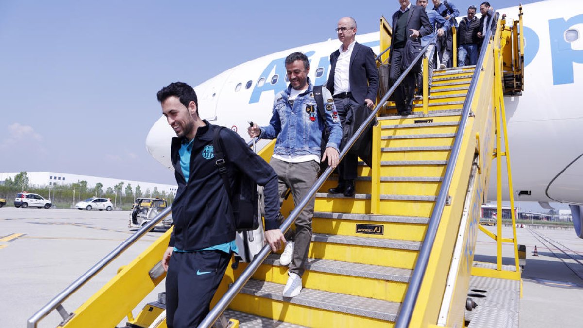 Busquets, pese a que no podrá jugar hoy por sanción, también viajó con el equipo a Turín.