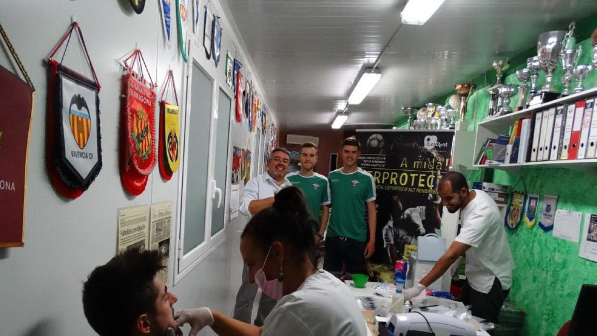 Protectores bucales para los futbolistas de la UE Balàfia