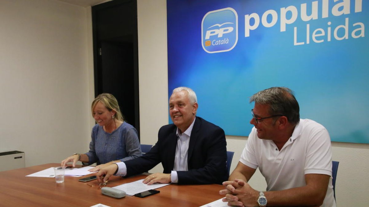 Santi Rodríguez, en el centro, ayer en la sede del PP en Lleida.