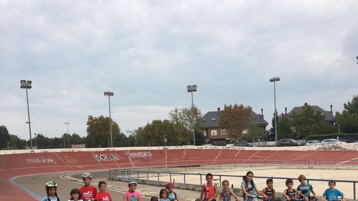 Corredores de todas las edades se forman en la obsoleta pista del Velòdrom.