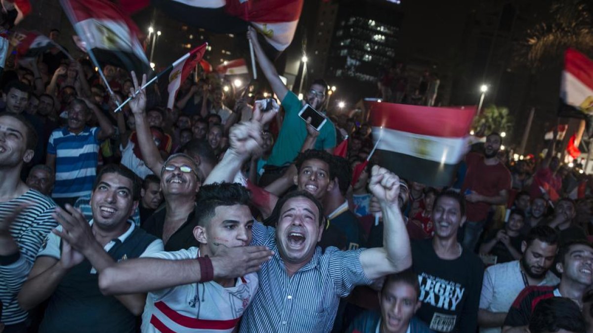 La afición egipcia celebró en El Cairo la clasificación para un Mundial después de 28 años.