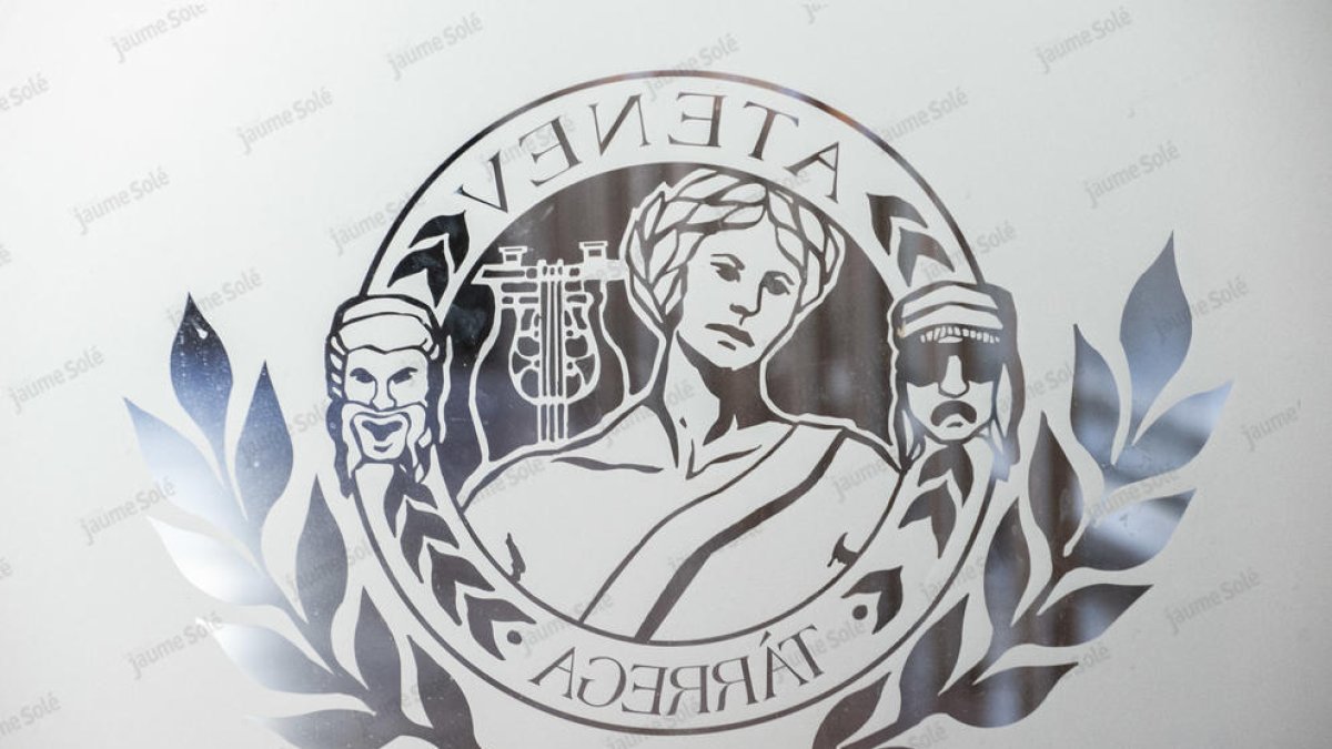El logo de la Societat Ateneu imprès a l'entrada del seu local social | Jaume Solé