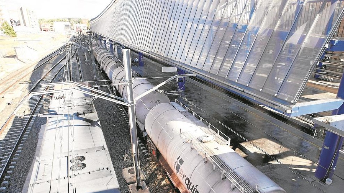 Imagen de archivo de un tren de mercancías peligrosas a su paso por la estación de Lleida.