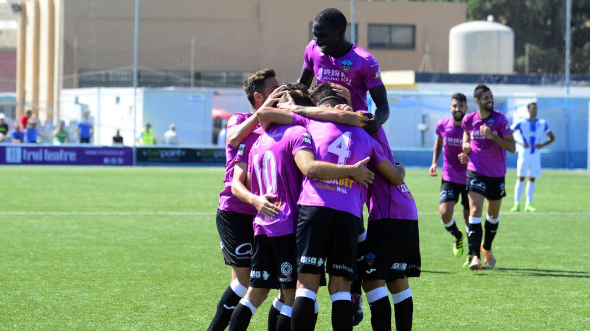Los jugadores del Lleida celebran el gol anotado por Jorge Félix, ayer en Son Malferit.