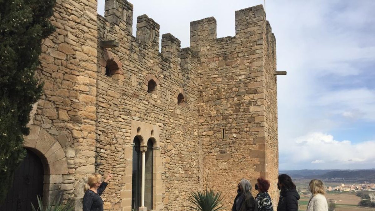 Una visita guiada, en grups reduïts i amb mascareta, al castell de Montsonís.