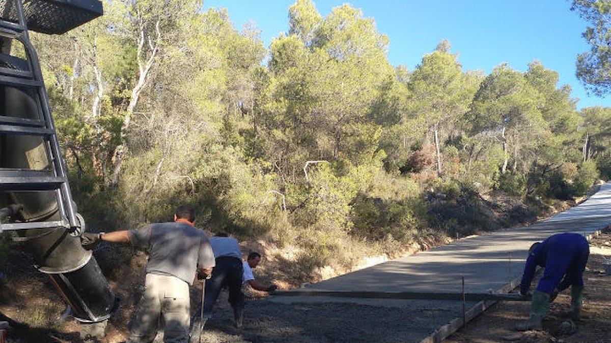 Operaris treballant en la fonamentació del vial de Tarrés.