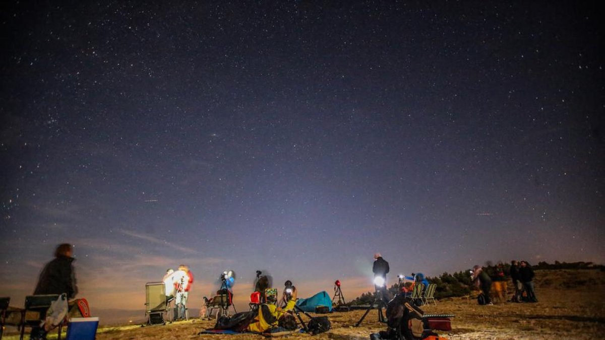 Un grup de persones observant la pluja d’estrelles l’estiu passat al Montsec.