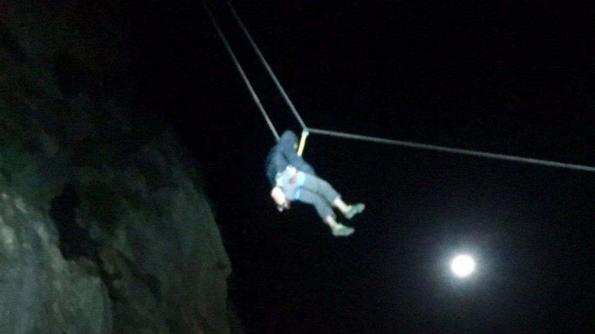 Momento del rescate de uno de los escaladores.