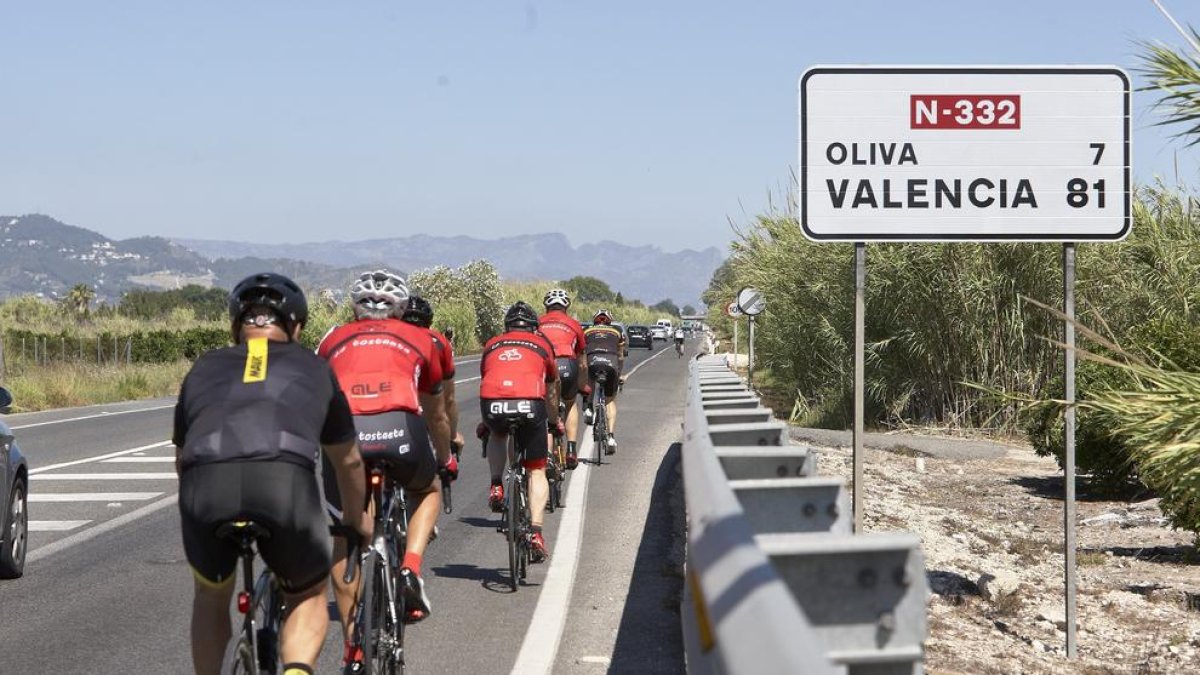 Un grup de ciclistes circulant per l’N-332, on va ser atropellat un altre ciclista.