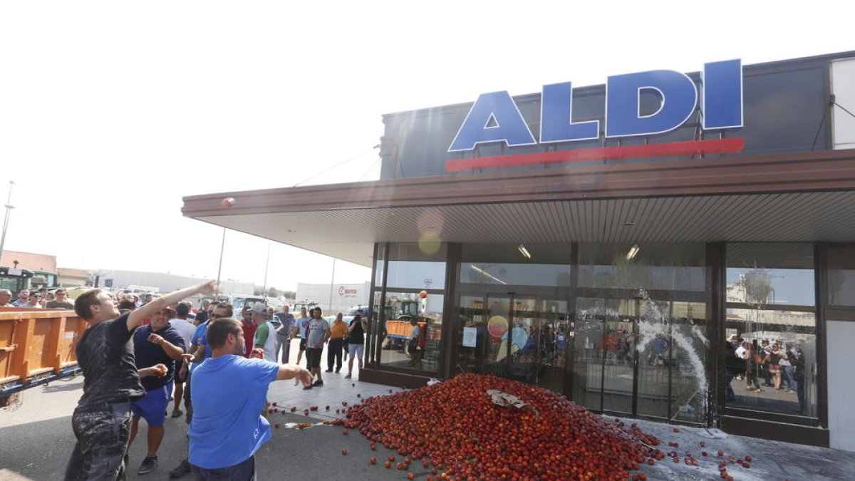 Els pagesos tiren fruita davant de supermercats per denunciar els baixos preus imposats per la gran distribució