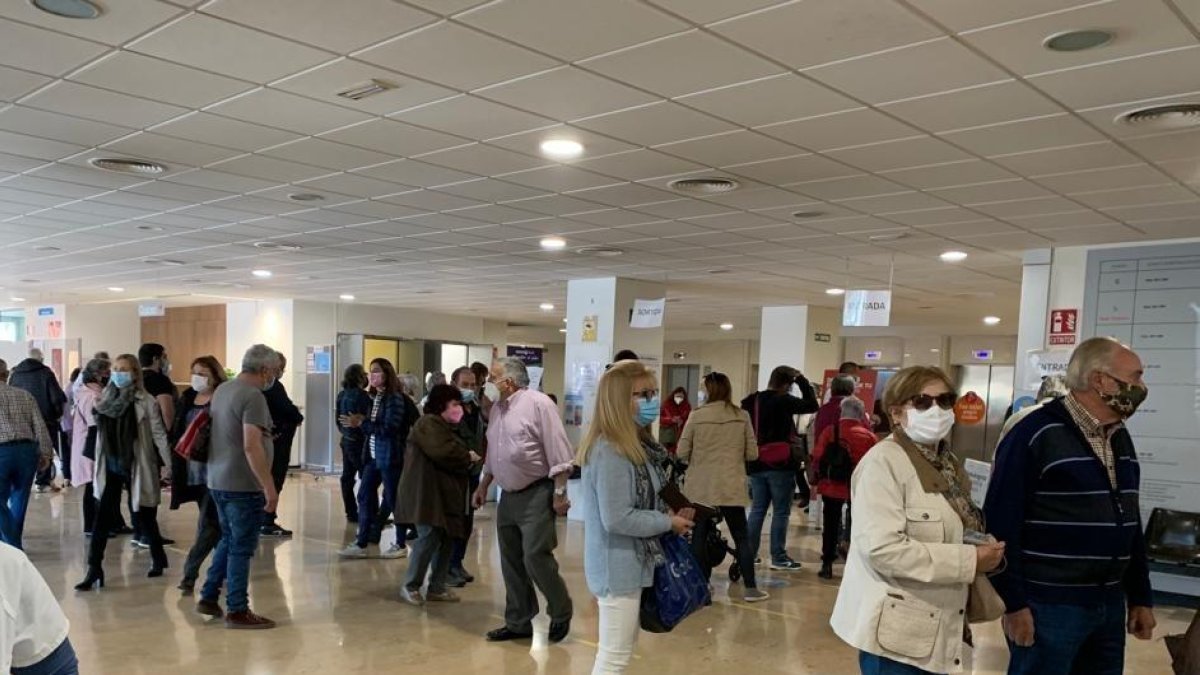 A l’esquerra, les aglomeracions que el CSIF denuncia al vestíbul de l’Arnau i, a la dreta, els mòduls al costat d’Urgències.