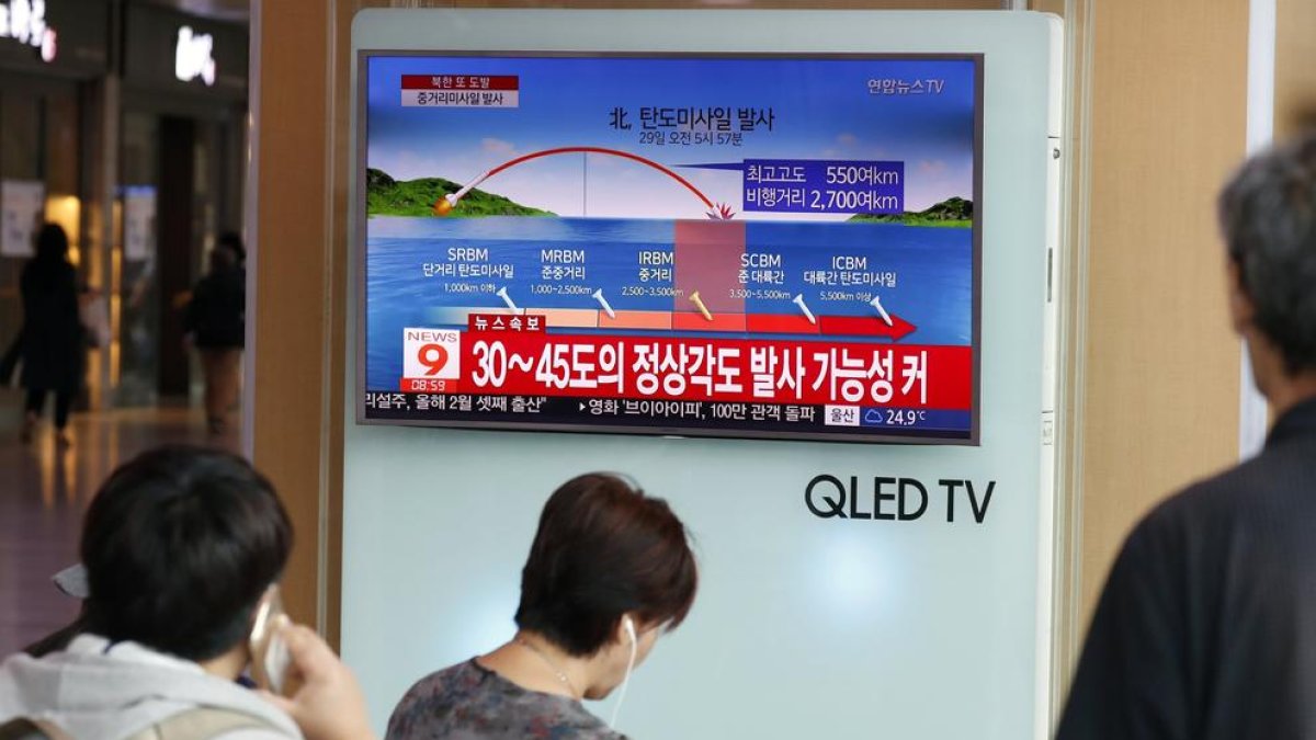Pyongyang prova la seua capacitat d'assolir Guam llançant un míssil sobre el Japó