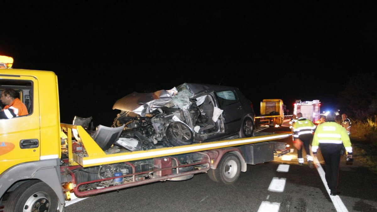 El cotxe que conduïa l’home mort va quedar reduït a ferralla a la Sentiu.