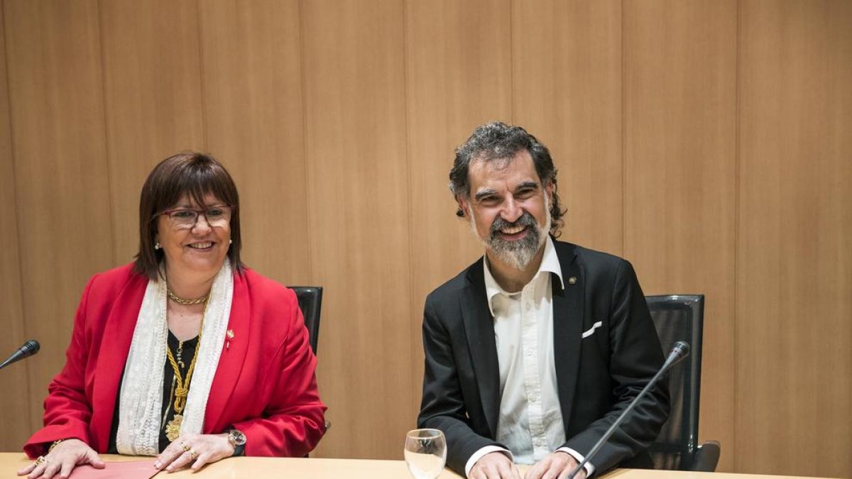 La alcaldesa de Tàrrega y el presidente de Òmnium Cultural, ayer durante el pregón de fiestas.