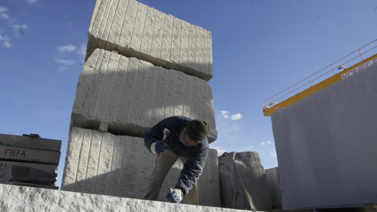 Un operari en una de les pedreres de Vinaixa.