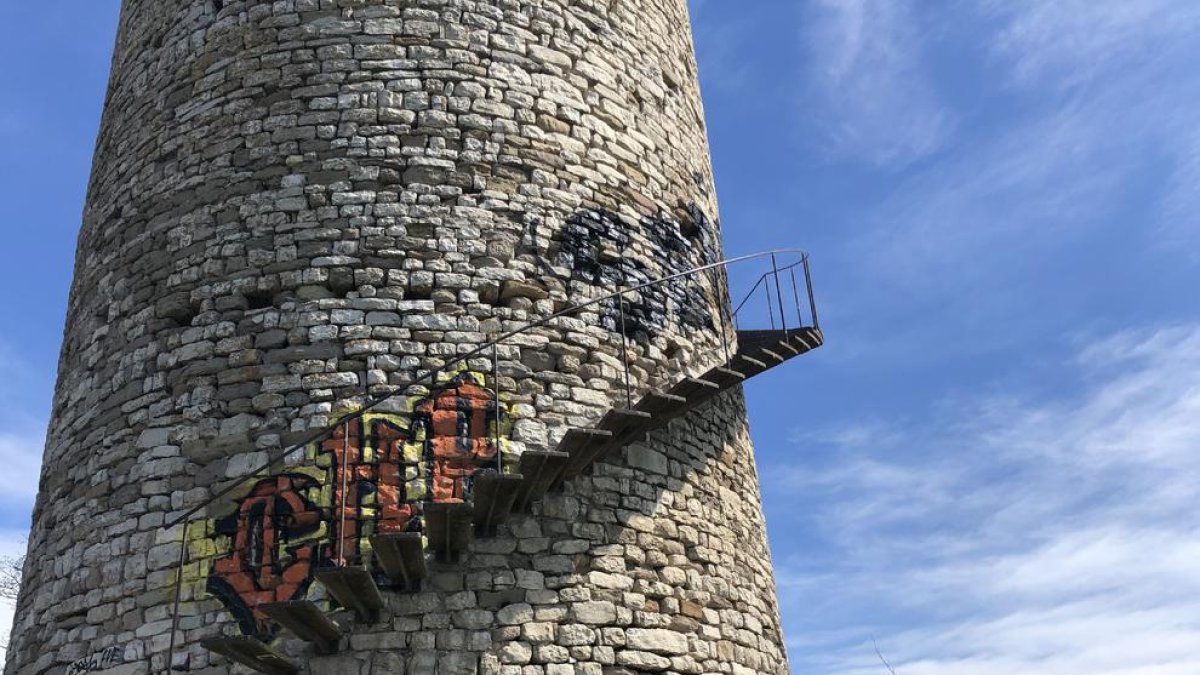 Imagen de las pintadas en el exterior de la torre.