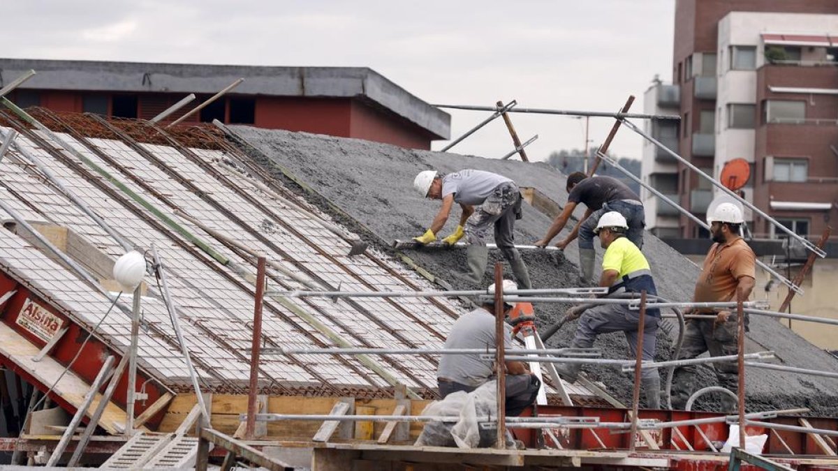 Imagen de trabajadores de la construcción en una obra.