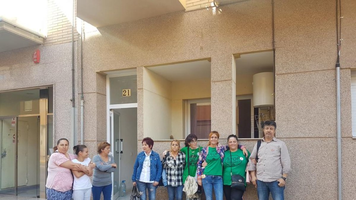 Membres de la PAH i veïns de Balaguer, al número 21 de la carretera de Camarasa.