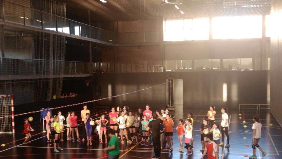 Una sessió d’entrenament dels jugadors de l’Escola del Balàfia Vòlei.