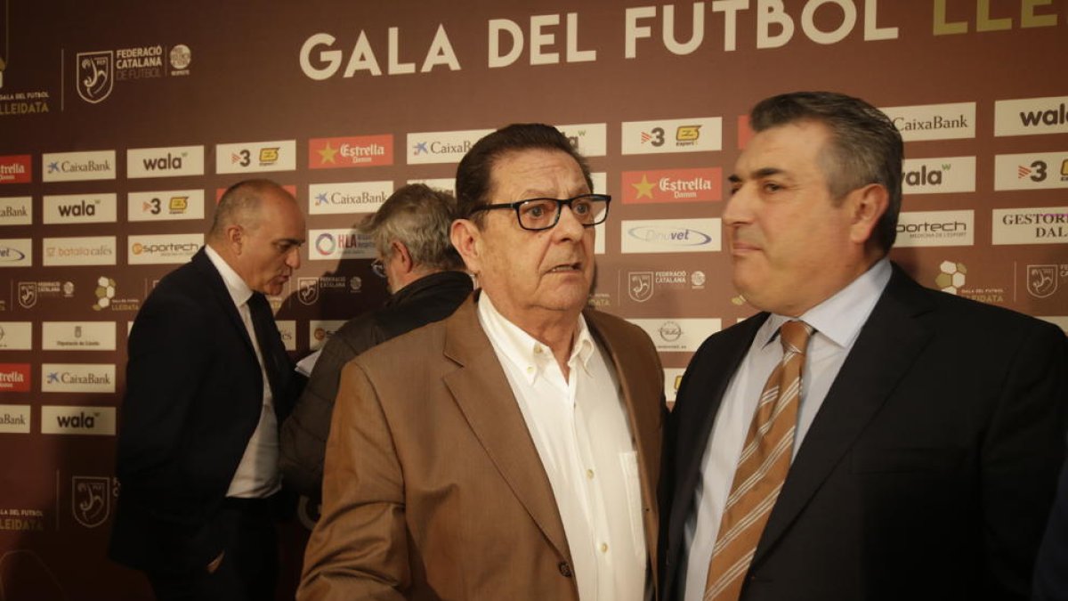 Salvador Rué conversa con Antoni Palau durante la gala del fútbol leridano el pasado 31 de marzo.