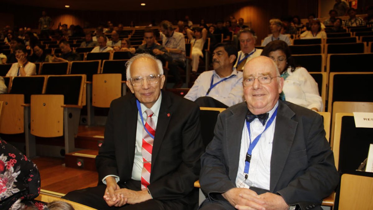 Rattal Lal, a la izquierda, junto a Winfried Blum, otro de los ponentes de la jornada, ayer en el primer día del congreso mundial de suelos.