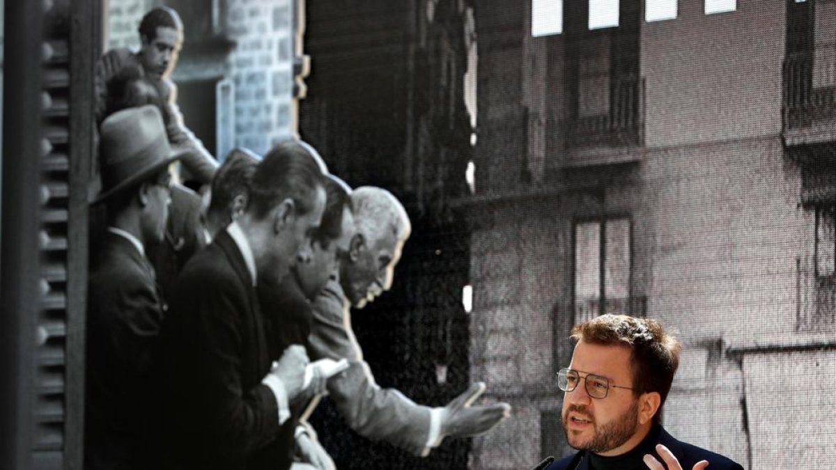 Aragonès, ayer, y de fondo una imagen del 14 de abril de 1931, en la que se ve al president Francesc Macià proclamar la república catalana.