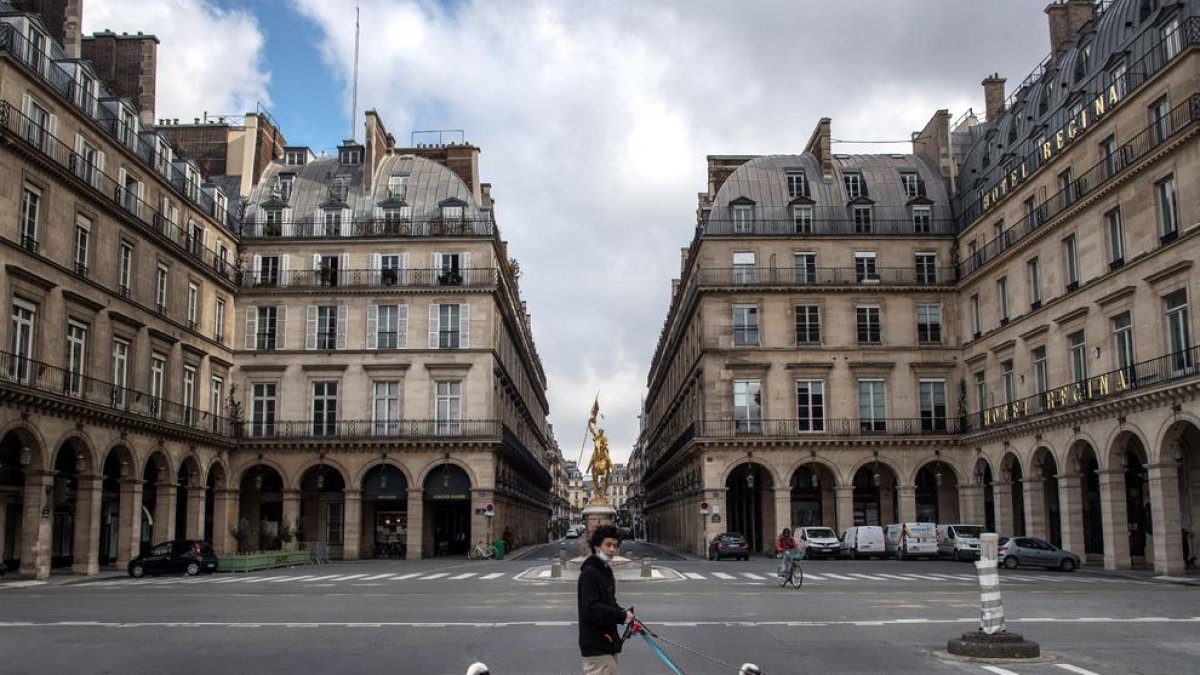 Vista d’una estàtua eqüestre de Joana d’Arc a París, al fons.