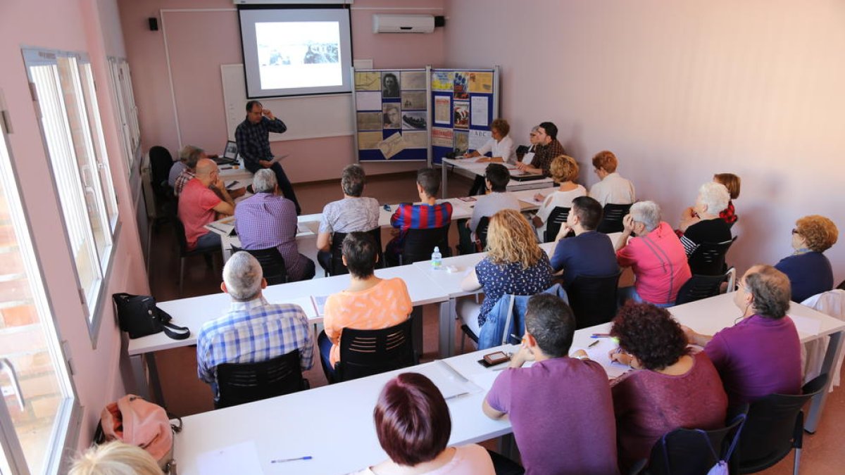 Imatge del taller ‘Mequinensa als seus documents’.