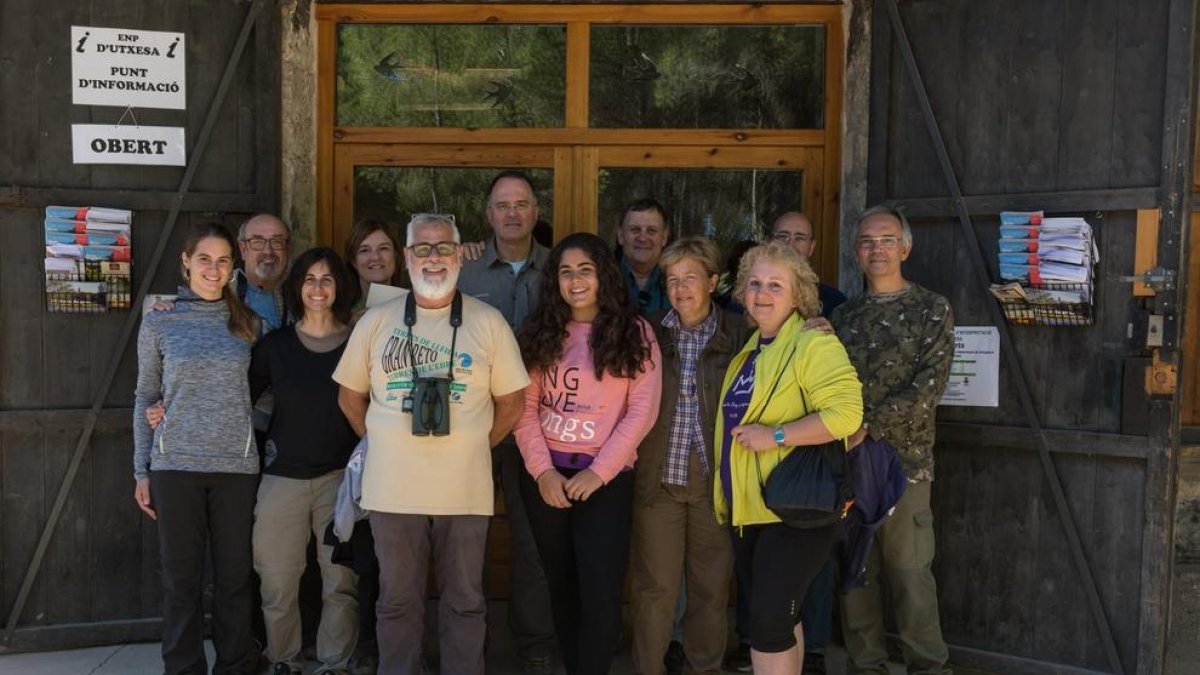 Els participants en l’anellatge d’aus a Utxesa (a l’esquerra) i en el que es va portar a terme a Rufea (a la dreta).