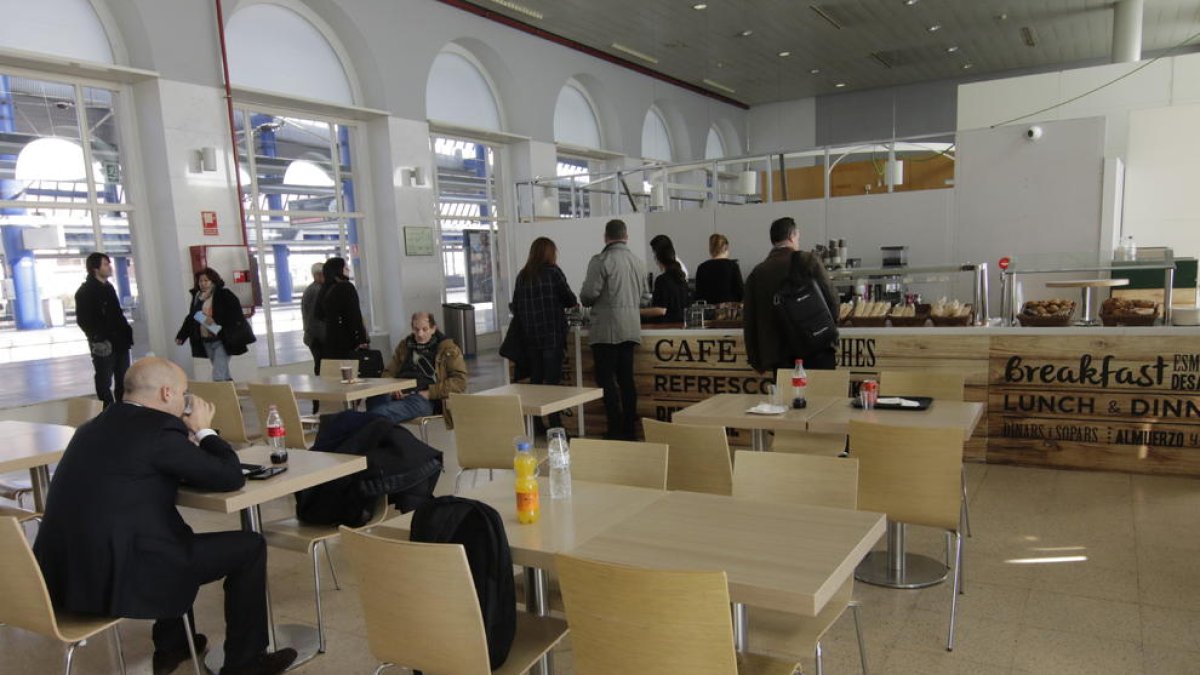 Des de finals de gener, hi ha un servei de cafeteria provisional.