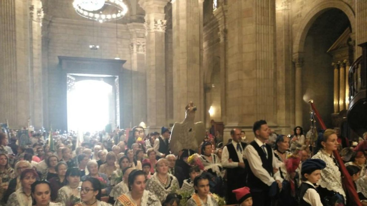 La ofrenda floral a Sant Anastasi, dentro de la Catedral por la lluvia