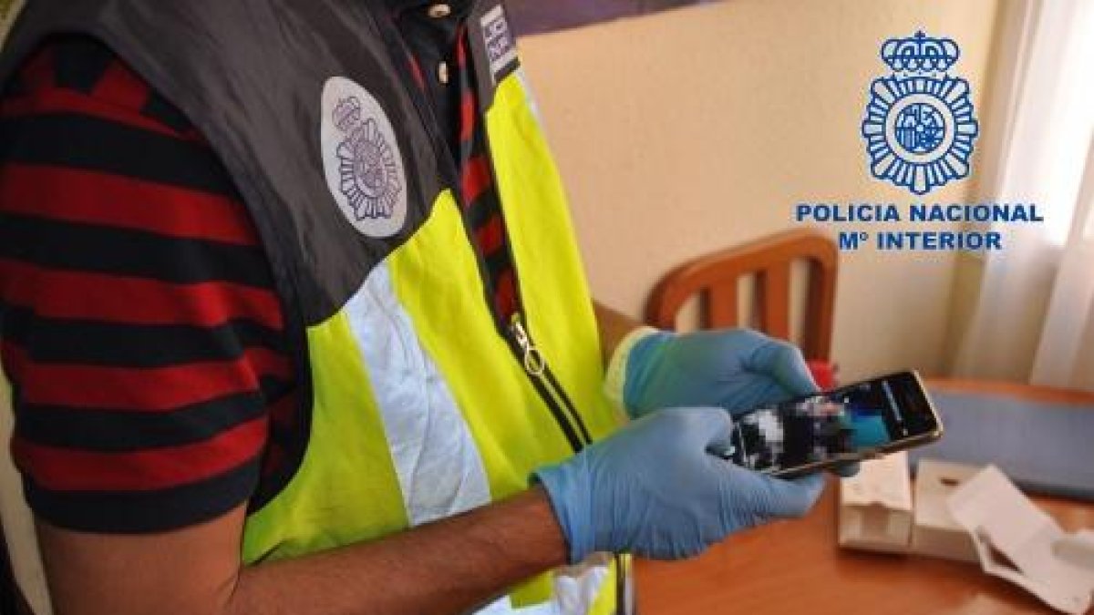 Los investigadores han incautado 79 móviles entre otro material.