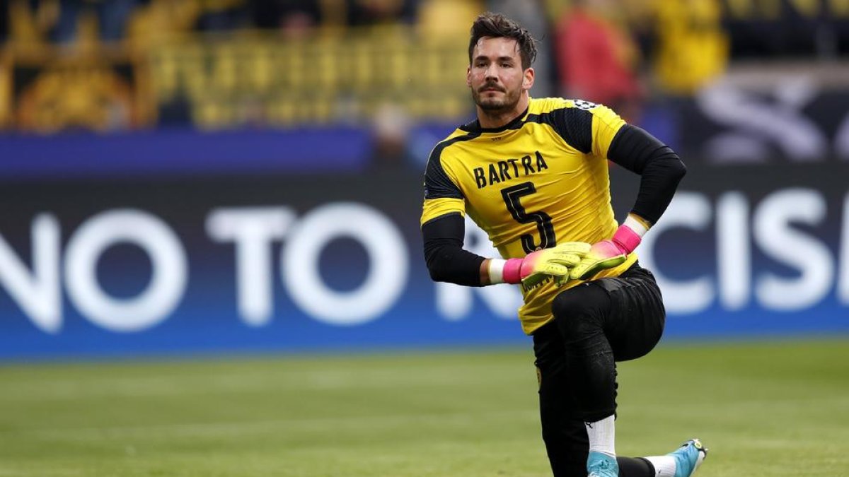 El Dortmund es va escalfar amb samarretes de suport a Bartra abans del partit.